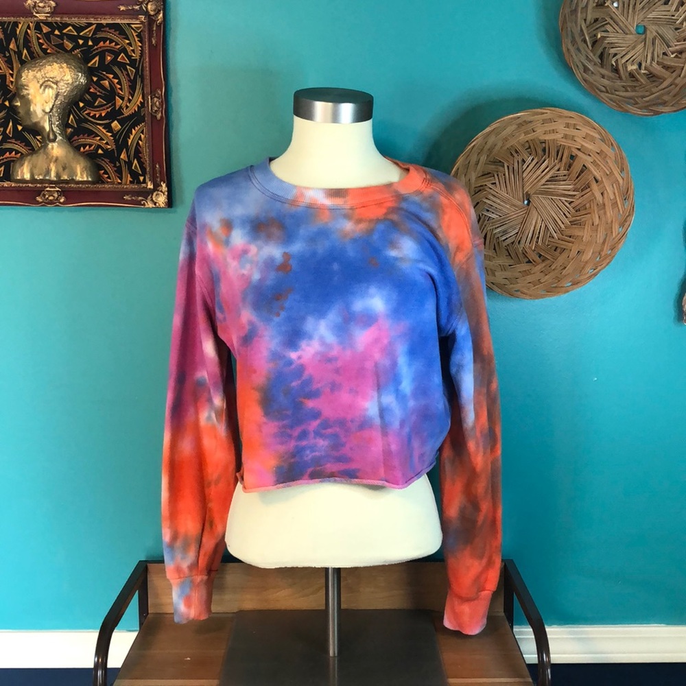 CROPPED TIE DYE LONG SLEEVE SWEATER